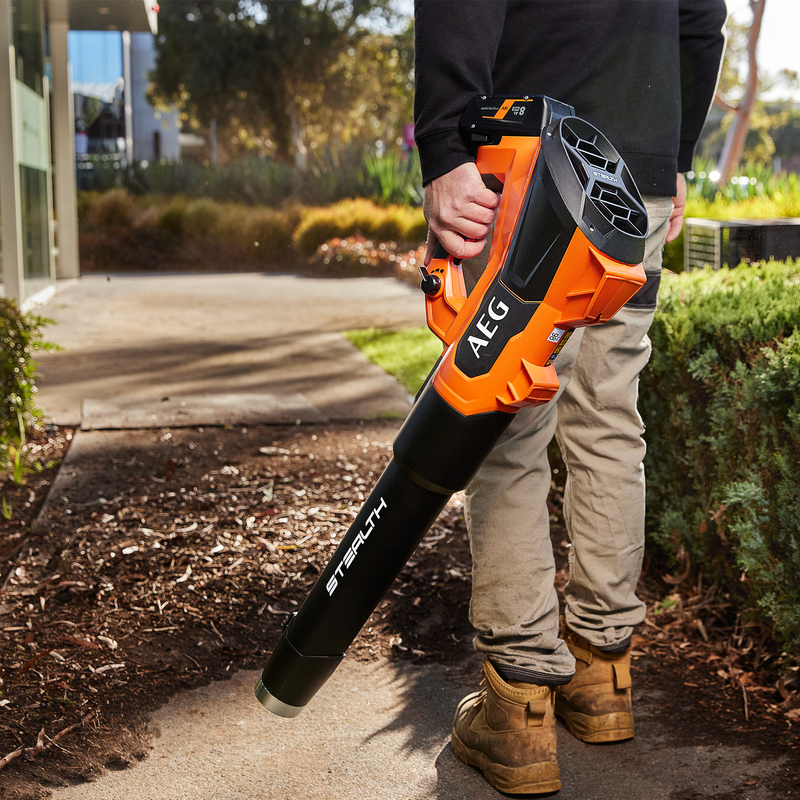 AEG 18V Fusion Stealth 560CFM Jet Blower Kit